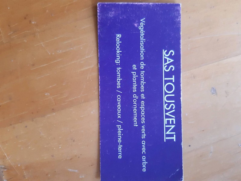 Végétalisation des tombes dans le cimetière à La Brède en Gironde