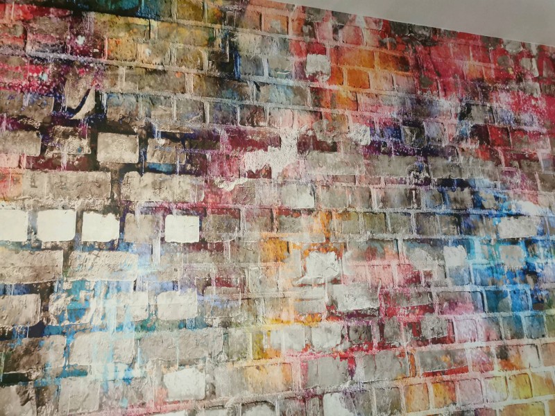 Pose de papier peint par un artisan sur Pyla-sur-Mer