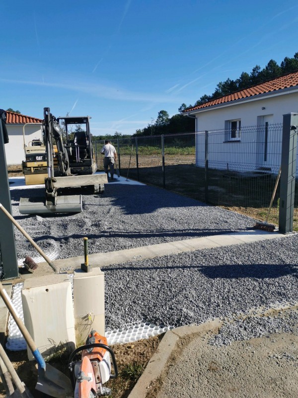Réalisation d'une allée ainsi que les bordures sur une maison à Pontenx-les-Forges