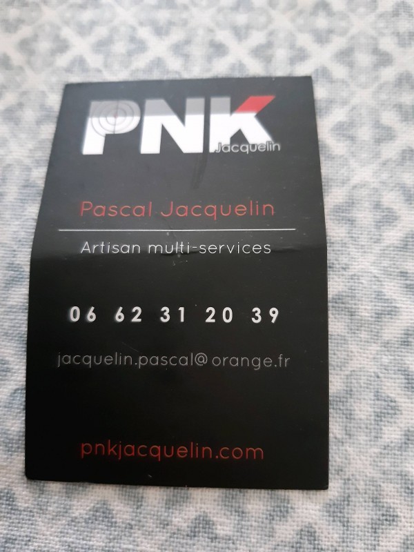 Aménagement d'extérieur avec une allée en gravier à Andernos-les-Bains sur le Bassin d'Arcachon