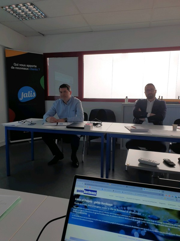 Formation des nouveaux entrants dans la salle de réunion à Bordeaux
