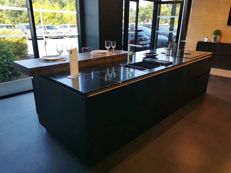 Poser installation d'une cuisine sur mesure noir et bois à La Teste-de-Buch par noblessa