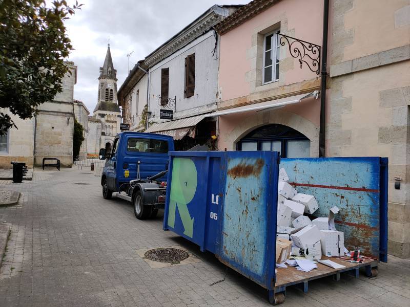 Trouver une benne à louer pour vider les encombrants de tuiles proche de Bordeaux