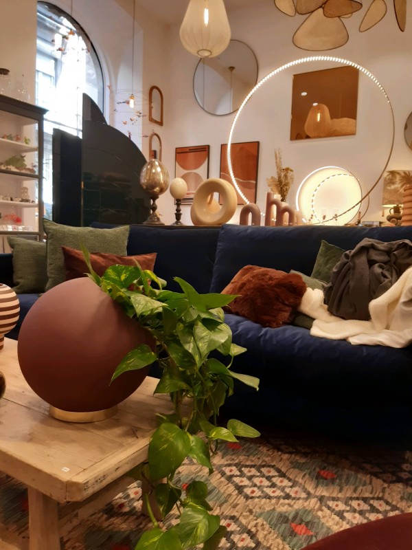 Canapé en velours bleu dans le centre ville de Bordeaux