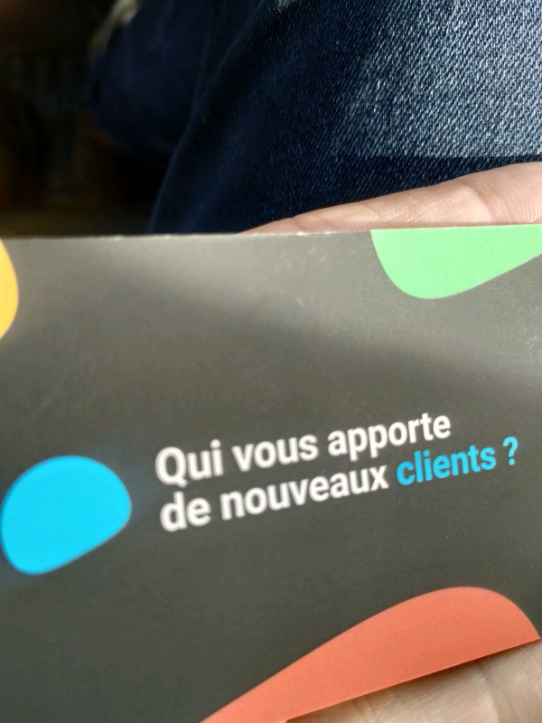 Devis pour la création d'une table en bois sur mesure de forme ronde et irrégulière chez un ébéniste à Toulouse