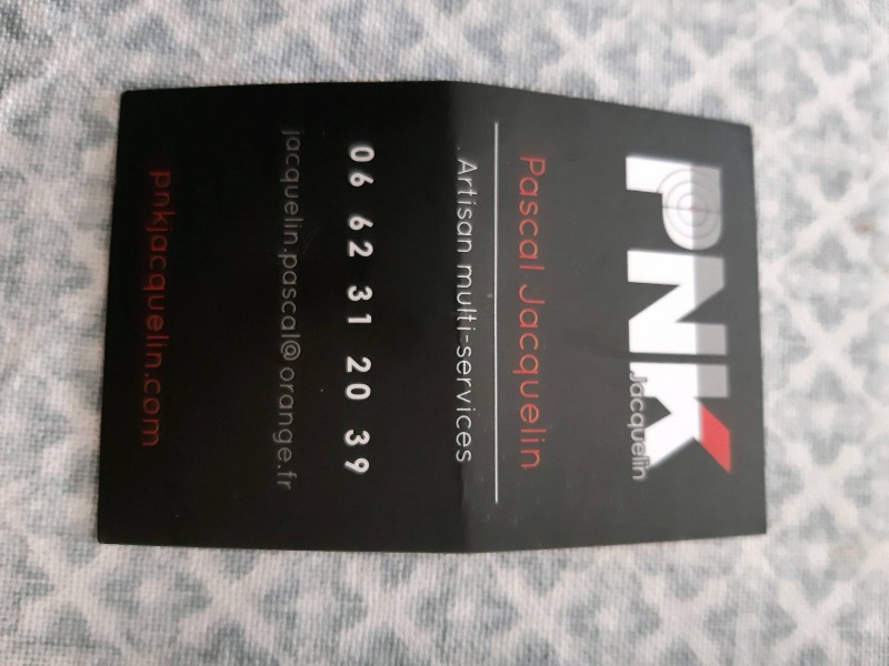 Construction d'une terrasse en bois avec la pause d'un gazon synthétique dans un jardin à Andernos-les-Bains